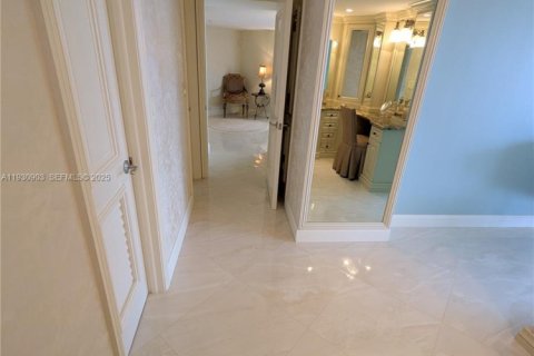 Condo in Hallandale Beach, Florida, 2 bedrooms № 1989882 - photo 23