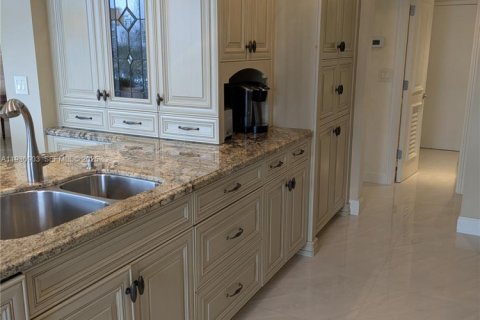 Condo in Hallandale Beach, Florida, 2 bedrooms № 1989882 - photo 11