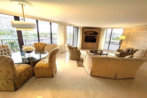 Condo in Hallandale Beach, Florida, 2 bedrooms  № 1989882