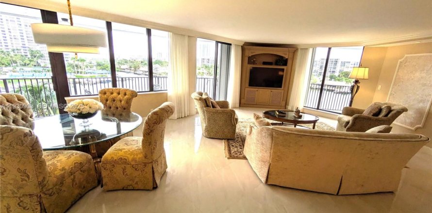 Condo in Hallandale Beach, Florida, 2 bedrooms № 1989882