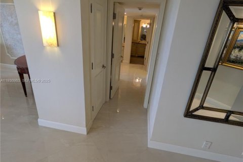 Condo in Hallandale Beach, Florida, 2 bedrooms № 1989882 - photo 16