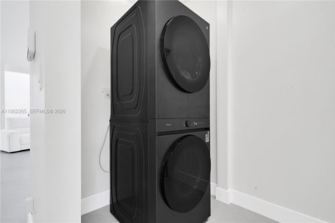 Casa en alquiler en Miami, Florida, 5 dormitorios, 293.48 m2 № 2007821 - foto 7