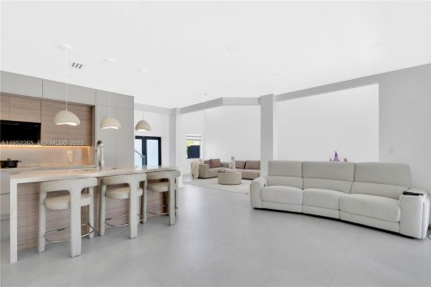 Casa en alquiler en Miami, Florida, 5 dormitorios, 293.48 m2 № 2007821 - foto 11