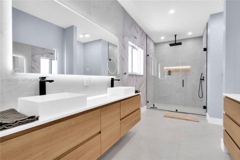 Casa en alquiler en Miami, Florida, 5 dormitorios, 293.48 m2 № 2007821 - foto 24
