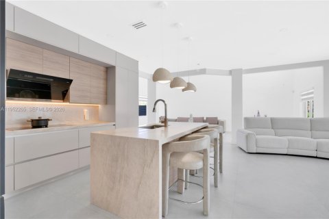 Casa en alquiler en Miami, Florida, 5 dormitorios, 293.48 m2 № 2007821 - foto 9