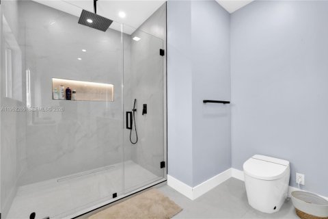 Casa en alquiler en Miami, Florida, 5 dormitorios, 293.48 m2 № 2007821 - foto 26