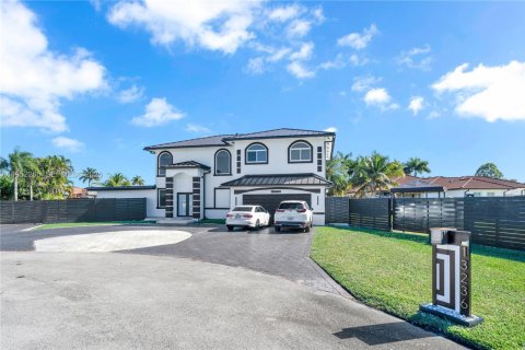 Casa en alquiler en Miami, Florida, 5 dormitorios, 293.48 m2 № 2007821 - foto 2