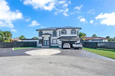 Casa en alquiler en Miami, Florida, 5 dormitorios, 293.48 m2 № 2007821 - foto 3