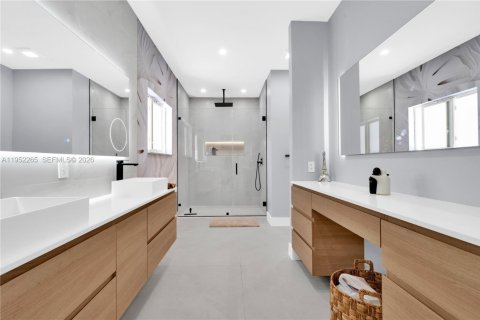 Casa en alquiler en Miami, Florida, 5 dormitorios, 293.48 m2 № 2007821 - foto 25