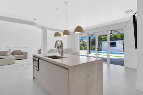 Casa en alquiler en Miami, Florida, 5 dormitorios, 293.48 m2 № 2007821 - foto 13
