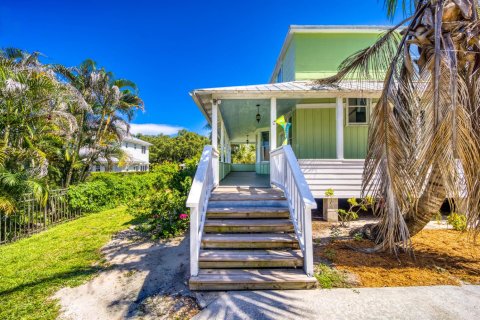 House in Jensen Beach, Florida 4 bedrooms, 261.52 sq.m. № 2244239 - photo 13