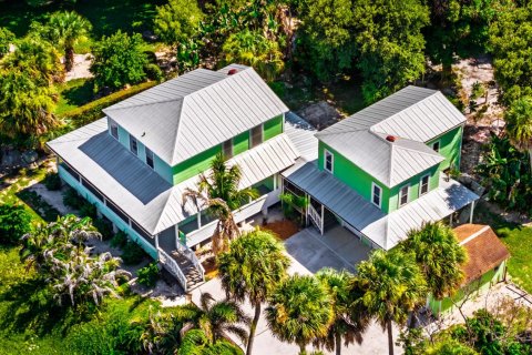 House in Jensen Beach, Florida 4 bedrooms, 261.52 sq.m. № 2244239 - photo 2