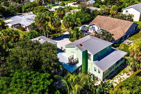 House in Jensen Beach, Florida 4 bedrooms, 261.52 sq.m. № 2244239 - photo 3