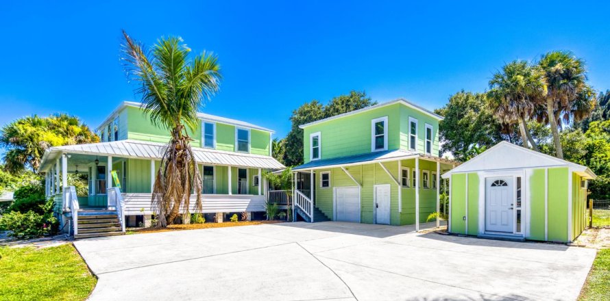 House in Jensen Beach, Florida 4 bedrooms, 261.52 sq.m. № 2244239
