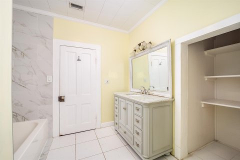House in Jensen Beach, Florida 4 bedrooms, 261.52 sq.m. № 2244239 - photo 26