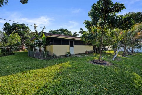 House in Tamarac, Florida 2 bedrooms, 159.42 sq.m. № 2176443