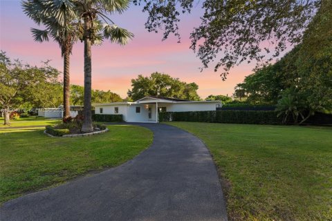 House in Pinecrest, Florida 3 bedrooms, 172.43 sq.m. № 2260257