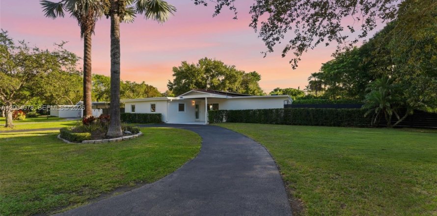 House in Pinecrest, Florida 3 bedrooms, 172.43 sq.m. № 2260257