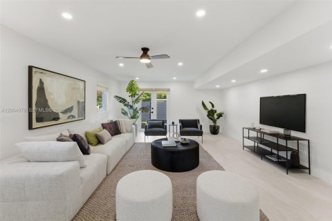 House in Pinecrest, Florida 3 bedrooms, 172.43 sq.m. № 2260257 - photo 2