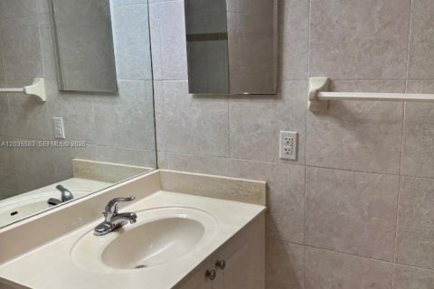 Touwnhouse à louer à Hialeah, Floride: 3 chambres, 149.2 m2 № 2184238 - photo 24
