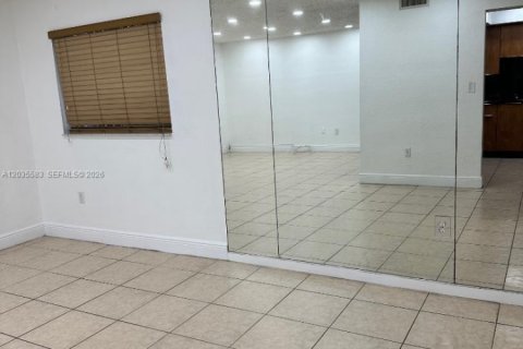 Touwnhouse à louer à Hialeah, Floride: 3 chambres, 149.2 m2 № 2184238 - photo 11