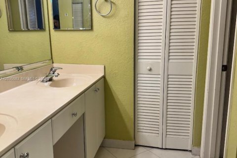 Touwnhouse à louer à Hialeah, Floride: 3 chambres, 149.2 m2 № 2184238 - photo 15