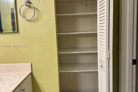 Touwnhouse à louer à Hialeah, Floride: 3 chambres, 149.2 m2 № 2184238 - photo 18