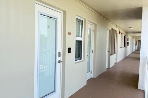 Condo in Lighthouse Point, Florida, 2 bedrooms  № 2185725 - photo 2