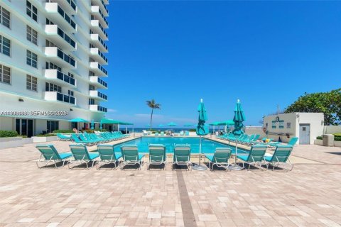 Condo in Hollywood, Florida, 2 bedrooms  № 1992605 - photo 27