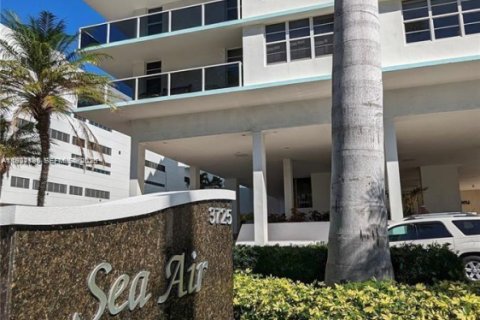 Condo in Hollywood, Florida, 2 bedrooms  № 1992605 - photo 1