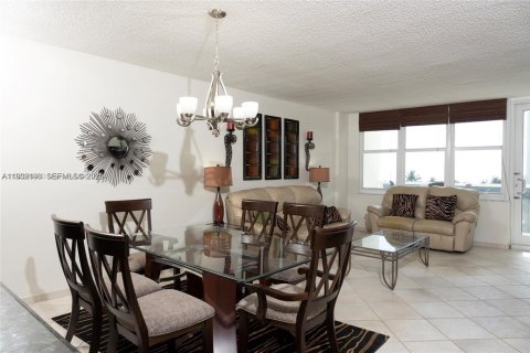 Condo in Hollywood, Florida, 2 bedrooms  № 1992605 - photo 12