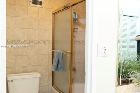 Condo in Hollywood, Florida, 2 bedrooms  № 1992605 - photo 24