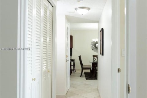 Condo in Hollywood, Florida, 2 bedrooms  № 1992605 - photo 22