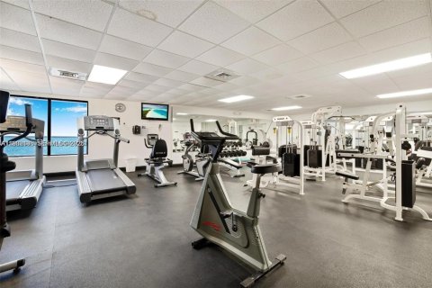 Condo in Hollywood, Florida, 2 bedrooms № 1992605 - photo 18