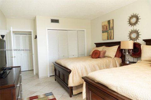 Condo in Hollywood, Florida, 2 bedrooms  № 1992605 - photo 18