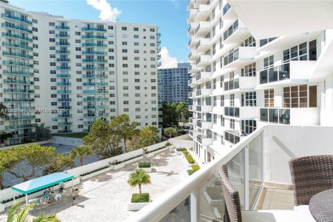 Condo in Hollywood, Florida, 2 bedrooms  № 1992605 - photo 4
