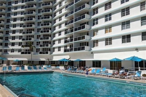 Condo in Hollywood, Florida, 2 bedrooms  № 1992605 - photo 30