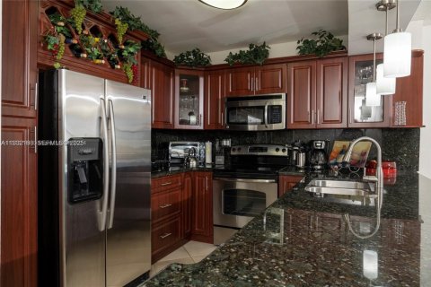 Condo in Hollywood, Florida, 2 bedrooms  № 1992605 - photo 6