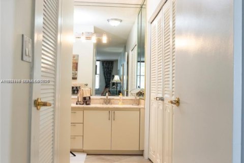 Condo in Hollywood, Florida, 2 bedrooms  № 1992605 - photo 23
