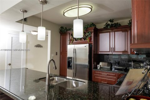 Condo in Hollywood, Florida, 2 bedrooms  № 1992605 - photo 8