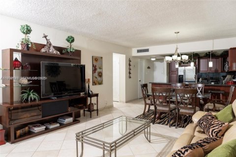 Condo in Hollywood, Florida, 2 bedrooms  № 1992605 - photo 11