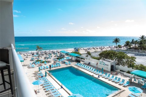 Condo in Hollywood, Florida, 2 bedrooms  № 1992605 - photo 2