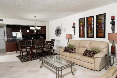 Condo in Hollywood, Florida, 2 bedrooms  № 1992605 - photo 9