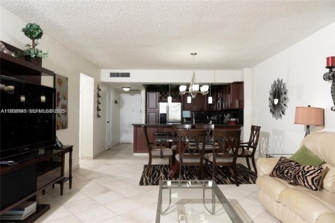 Condo in Hollywood, Florida, 2 bedrooms  № 1992605 - photo 10