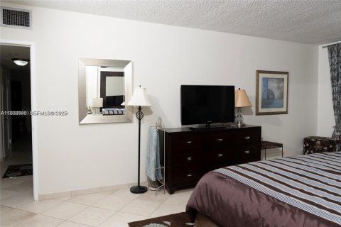 Condo in Hollywood, Florida, 2 bedrooms  № 1992605 - photo 16