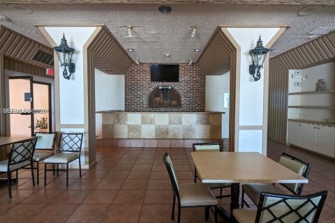 Condo in Hollywood, Florida, 2 bedrooms № 1992605 - photo 19