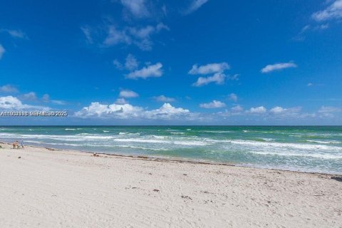 Condo in Hollywood, Florida, 2 bedrooms  № 1992605 - photo 3