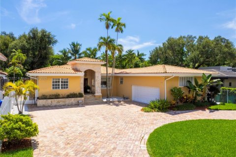 Дом в Майами, Флорида 5 спален, 290.41м2 № 2029062