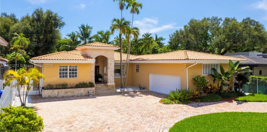 Дом в Майами, Флорида 5 спален, 290.41м2 № 2029062