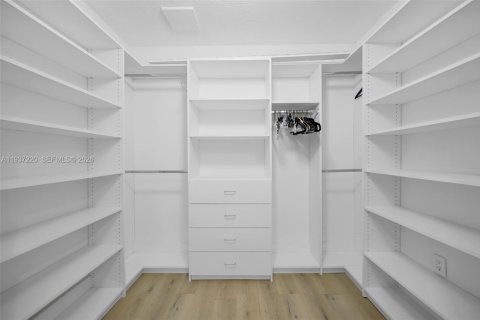 House in Southwest Ranches, Florida 4 bedrooms, 253.72 sq.m. № 1995097 - photo 19